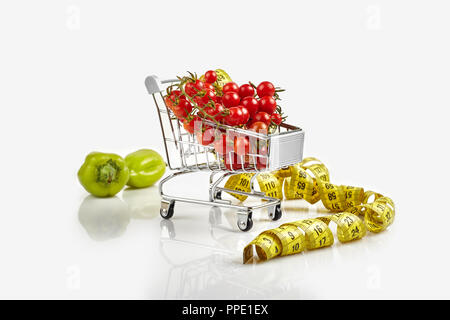 Panier plein de tomates, poivre sur fond blanc. Copy space Banque D'Images