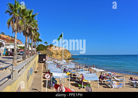 Olhus d'Agua est situé sur la côte de l'Algarve du sud du Portugal. La belle plage est très populaire auprès des touristes et des habitants. Banque D'Images