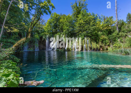 Le parc national des Lacs de Plitvice, Croatie - Le parc national a été fondé en 1949 et est situé dans la région montagneuse de la région karstique de la Croatie, sur la centrale