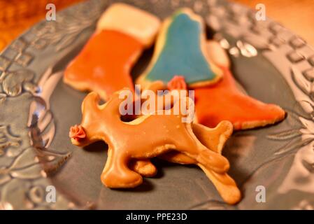 Rudolph, le renne au nez rouge cloches et Santa boot cut out, maison de vacances décorée à la main et biscuits de Noël en sucre, Wisconsin, États-Unis Banque D'Images