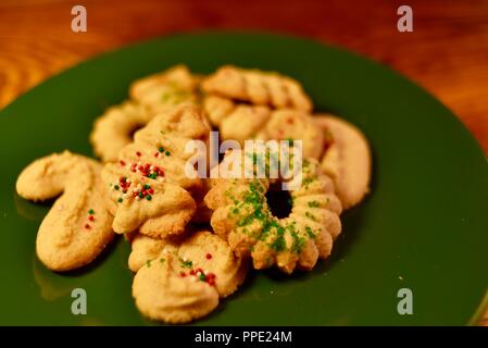 Fait à la maison, maison et appartement de vacances décorée à la main avec sugar cookies Spritz de Noël sprinkles, façonné en couronnes et arbres, Wisconsin, États-Unis Banque D'Images