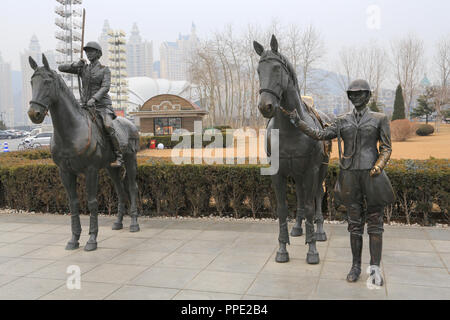 Les Statues de deux chevaux et leurs cavaliers en Xinghai Square, Dalian, Chine. Banque D'Images
