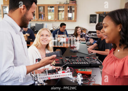 Les élèves avec l'enseignant véhicule robotisé Bâtiment En Leçon de science Banque D'Images