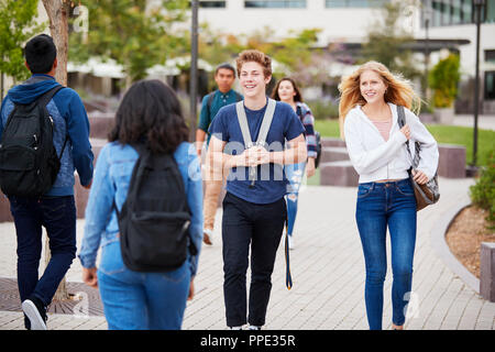 Les élèves du secondaire à socialiser à l'extérieur de bâtiments universitaires Banque D'Images