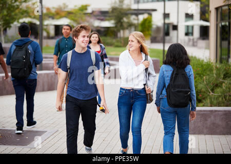 Les élèves du secondaire à socialiser à l'extérieur de bâtiments universitaires Banque D'Images