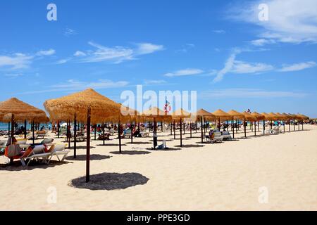 Les touristes se détendre sur la plage pendant l'été, Praia da Monte Gordo, Vila Real de Santo Antonio, Algarve, Portugal, Europe. Banque D'Images