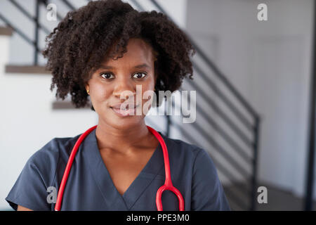 Portrait of Female Nurse Wearing Scrubs à l'hôpital Banque D'Images