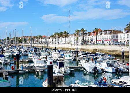 Yachts et bateaux amarrés dans le port de plaisance avec l'Av da Republica à l'arrière, Vila Real de Santo Antonio, Algarve, Portugal, Europe. Banque D'Images