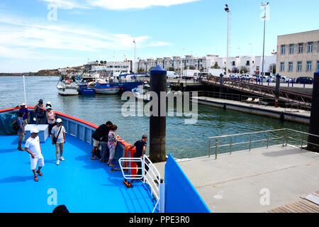 Les passagers qui attendent de faire descendre le ferry de Vila Real de Santo Antonio au Portugal, Ayamonte, Province de Huelva, Andalousie, Espagne, Europe. Banque D'Images