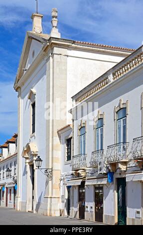 Vue sur l'église dans le Marquis de Pombal (Praça do Marques de Pombal), Vila Real de Santo Antonio, Algarve, Portugal, Europe. Banque D'Images