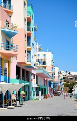 Afficher le long de la promenade bordée de cafés dans la marina, Albufeira, Algarve, Portugal, Europe. Banque D'Images