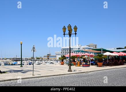 Cafés au bord de l'eau avec la marina à l'arrière, Faro, Algarve, Portugal, Europe. Banque D'Images