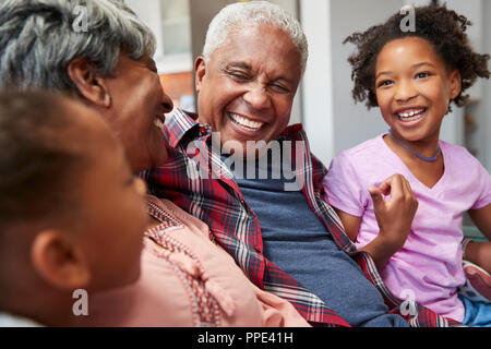 Les grands-parents Walking avec petites-filles Banque D'Images