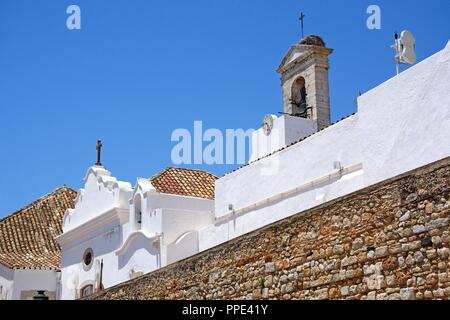 Vue de l'arrière de l'entrée de ville du xixe siècle et clocher mur (Arco da Vila) dans le centre-ville, Faro, Algarve, Portugal, Europe. Banque D'Images