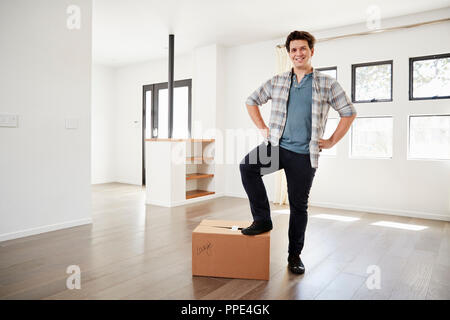 Portrait de l'homme orgueilleux debout sur fort dans la nouvelle maison le jour du déménagement Banque D'Images