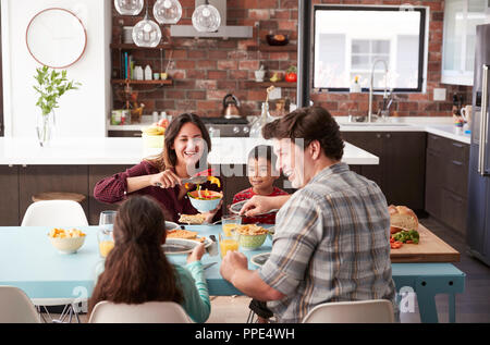 Repas en famille autour de la table ensemble, à la maison Banque D'Images