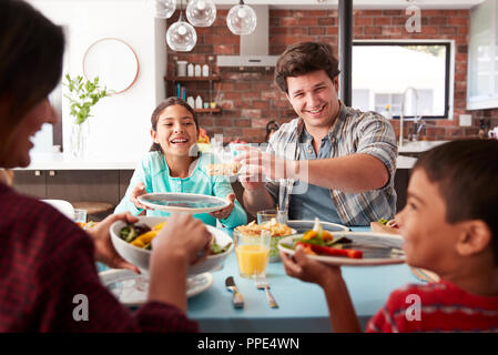 Repas en famille autour de la table ensemble, à la maison Banque D'Images