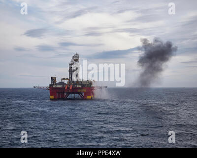 À l'ouest de Shetland, Écosse, Royaume-Uni 9 août 2018, le Stena Don de forage en cours de la torche et les opérations d'essai sur le récent exer Banque D'Images