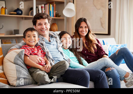 Portrait Of Happy Family Walking Together Banque D'Images