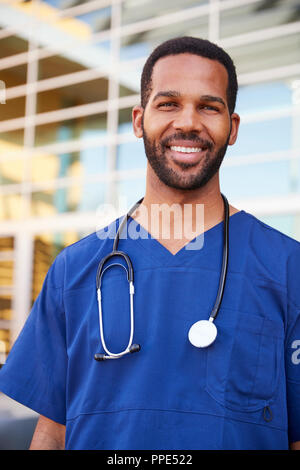 Jeune homme noir healthcare worker smiling extérieur, vertical Banque D'Images