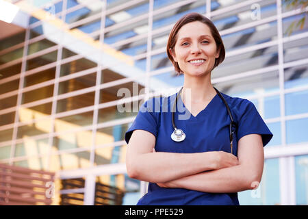Souriant blanc femme travailleur de la santé à l'extérieur, jusqu'à la taille Banque D'Images