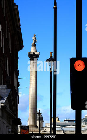 La colonne Nelson, lampadaires et feux de circulation dans la région de Whitehall, Westminster, London, England, UK. Banque D'Images