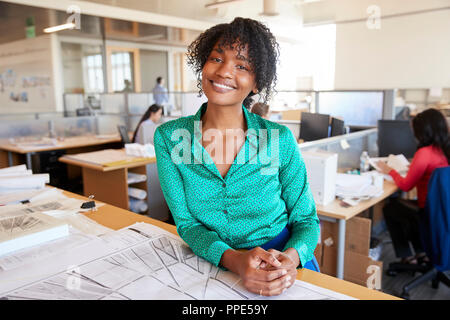 Black female architect s'appuie sur 24 smiling in bureau actif Banque D'Images