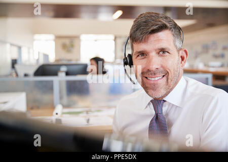 Homme de race blanche call center worker smiling to camera Banque D'Images