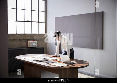 Woman 24 travaillant seul dans un bureau Banque D'Images