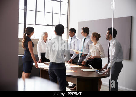 Femme manager et business team standing dans une salle de réunion Banque D'Images