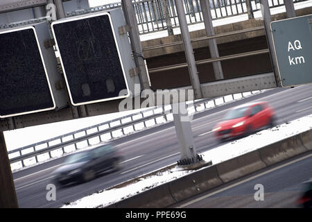 Signe de vitesse électronique avec le radar pour la mesure de la vitesse sur l'autoroute A9 - Munich Nuremberg au niveau de la sortie. Garching-Sued Banque D'Images