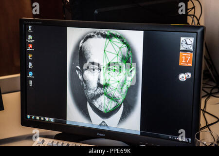 Chasse à l'aide de reconnaissance faciale numérique dans le bureau de la police criminelle (LKA) dans le Maillingerstrasse. La photo montre un exemple de photo de l'criminologiste français Alphonse Bertillon à laquelle elle peut être vu la façon dont les visages sont mesurés par l'ordinateur. Banque D'Images
