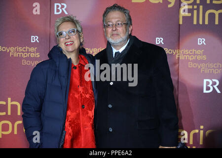 Doris Doerrie Directeur et producteur de films Martin Moszkowicz, PDG de Constantin Film AG, lors de la présentation du 37e Prix du Cinéma bavarois à Munich's Prinzregententheater. Banque D'Images