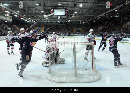 Le hockey sur glace : Red Bull EHC Muenchen - Koelner Haie, EHC-but célébration 1-1-égaliseur avec bras levés les marqueur Thomas Merl (à gauche). Banque D'Images