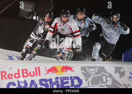 Lors du Red Bull Crashed Ice dans l'Olympiapark Munich Concours participants Dévalez la piste de glace sur l'Olympiaberg. Banque D'Images