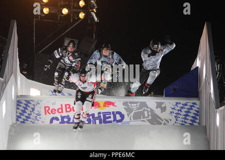 Lors du Red Bull Crashed Ice dans l'Olympiapark Munich Concours participants Dévalez la piste de glace sur l'Olympiaberg. Banque D'Images