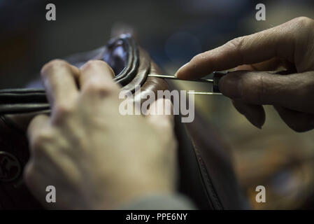 Saddler Beate Bader travaille sur une selle dans son atelier à Kirchheim près de Munich. Banque D'Images