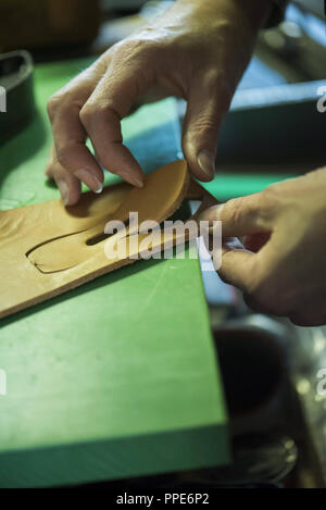 Saddler Beate Bader à l'œuvre dans son atelier à Kirchheim près de Munich. Dans la photo en cuir estampillé peut être vu. Banque D'Images