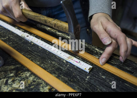 Saddler Beate Bader à l'œuvre dans son atelier à Kirchheim près de Munich. Banque D'Images