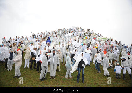 À l'occasion de la Conférence des Nations Unies sur le changement climatique à Paris, environ 300 hommes blancs habillés en blanc transformer le pic de l'Olympiaberg symbolique dans un glacier. L'organisation environnementale Green City' est l'organisateur de la campagne de protestation pour la protection du climat et l'énergie dans le monde entier un redressement. Banque D'Images