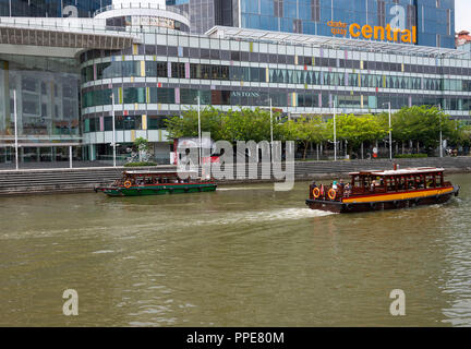 Bateaux de taxi touristique approchant Clarke Quay Central par la République de Singapour de la rivière de Singapour Asie Banque D'Images