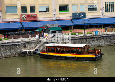 Le Riverside Point Shopping Centre commercial avec boutiques, des bars et restaurants près de Clarke Quay dans le centre-ville de Singapour avec des bateaux-taxis sur la rivière Singapour Banque D'Images