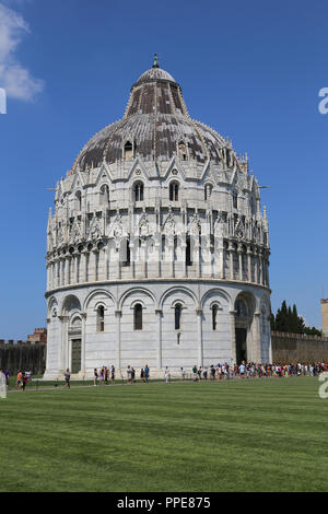 L'Italie. Pise. Baptistère. 12e siècle. La région Toscane. Banque D'Images