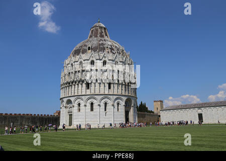 L'Italie. Pise. Baptistère. 12e siècle. La région Toscane. Banque D'Images