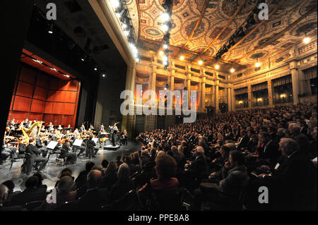 65 années de "l'avent fuer gute Werke e.V.' Calendrier de l'Avent (pour de bonnes causes) de Sueddeutsche Zeitung : concert de charité de l'Orchestre symphonique de la Radio bavaroise dans le Prinzregententheater à Munich. Banque D'Images