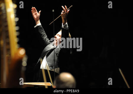 65 années de "l'avent fuer gute Werke e.V.' Calendrier de l'Avent (pour de bonnes causes) de Sueddeutsche Zeitung : chef d'orchestre Mariss Jansons au cours de l'organisme de bienfaisance concert de l'Orchestre symphonique de la Radio bavaroise dans le Prinzregententheater à Munich. Banque D'Images