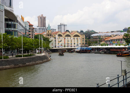 Vue vers Clarke Quay depuis North Boat Quay avec Riverside point et Singapore River Singapore Asia Banque D'Images
