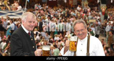 Le maire de Munich Christian Ude (SPD, droite) et le ministre-président bavarois Horst Seehofer (CSU) célébrer le premier jour de la Wiesn (Oktoberfest) dans le Ratsbox dans la tente Schottenhamel. Banque D'Images