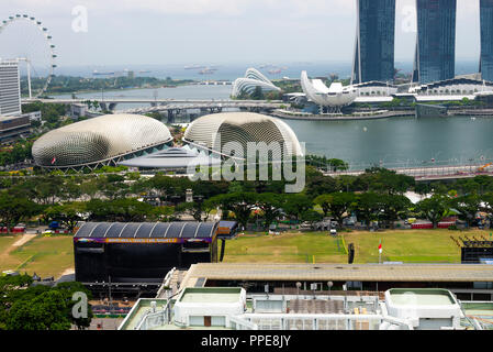Vue aérienne des théâtres Esplanade près de la baie, Padang, Arts Science Museum, Gardens by the Bay et Singapore Flyer Republic of Singapore Asia Banque D'Images