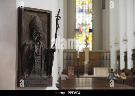 Plaque pour le Pape Benoît XVI, l'Archevêque de Munich et Freising dans l'Liebfrauendom (également connu sous le nom de la Frauenkirche) à Munich. Banque D'Images